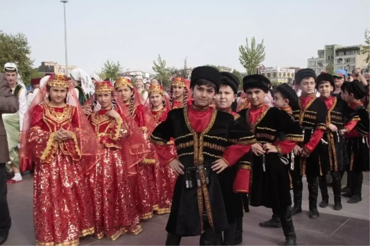 Festival Kortej Yürüyüşüyle Başladı