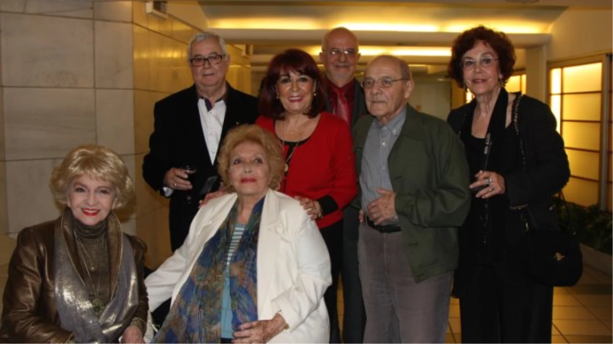 İstanbul Büyükşehir Belediyesi Şehir Tiyatroları\'nın Usta Sanatçıları Ödüllerini Aldı
