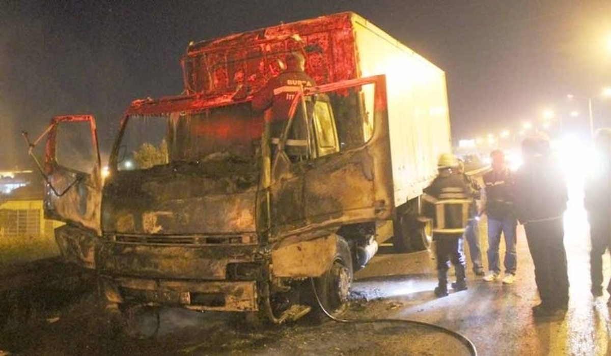 Gemlik\'te Kamyon Alev Topuna Döndü