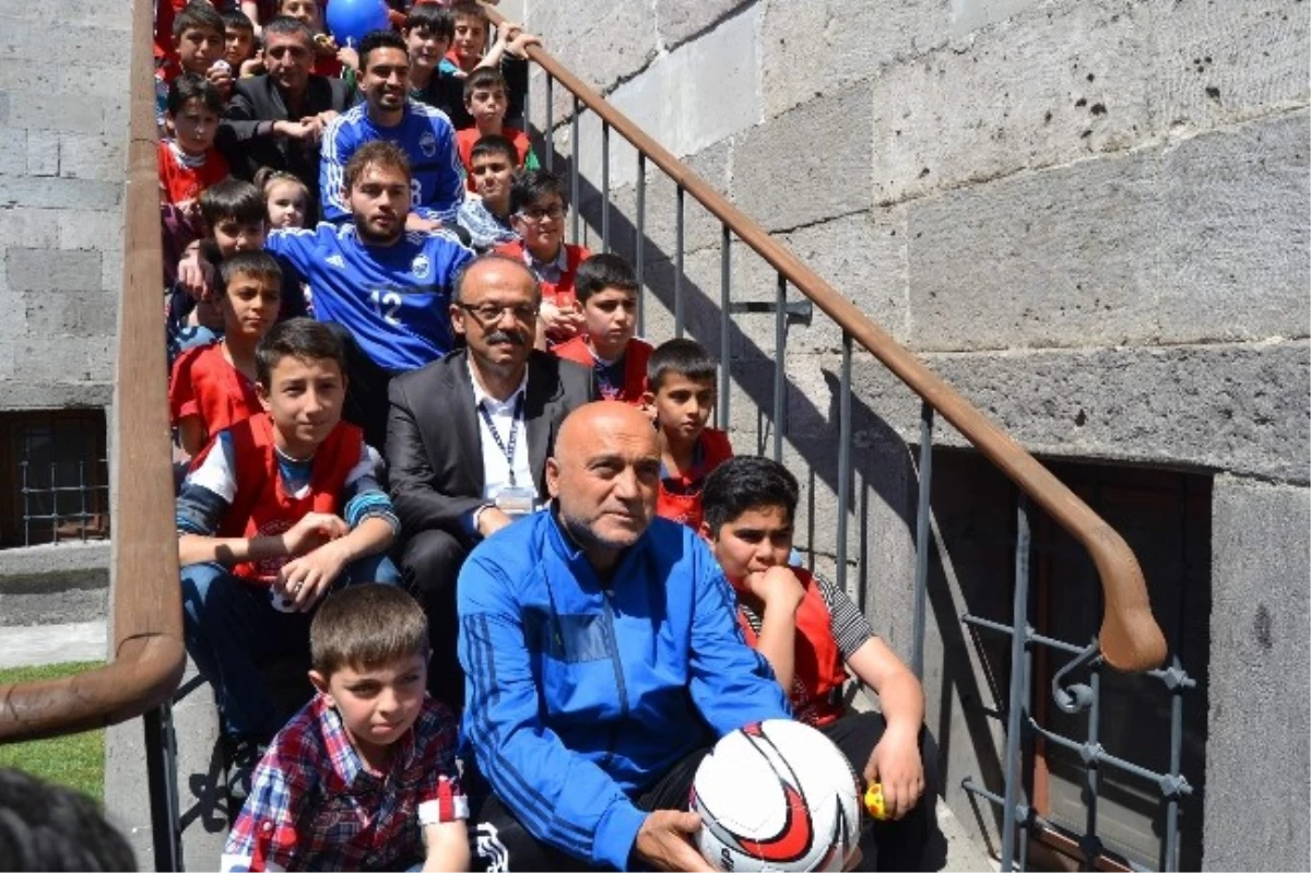 Kayseri Erciyesspor Teknik Direktörü Karaman ve Futbolcular Öğrencilerle Bir Araya Geldi