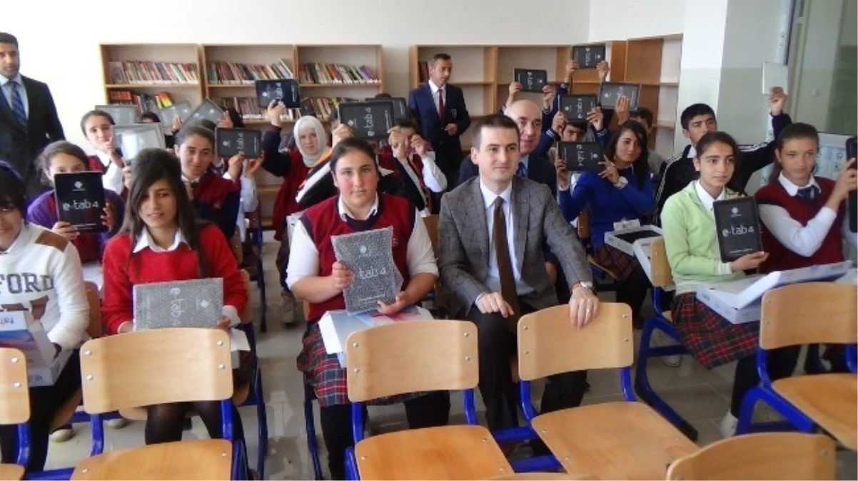Kulp\'ta Öğrencilere Tablet Bilgisayar Dağıtıldı