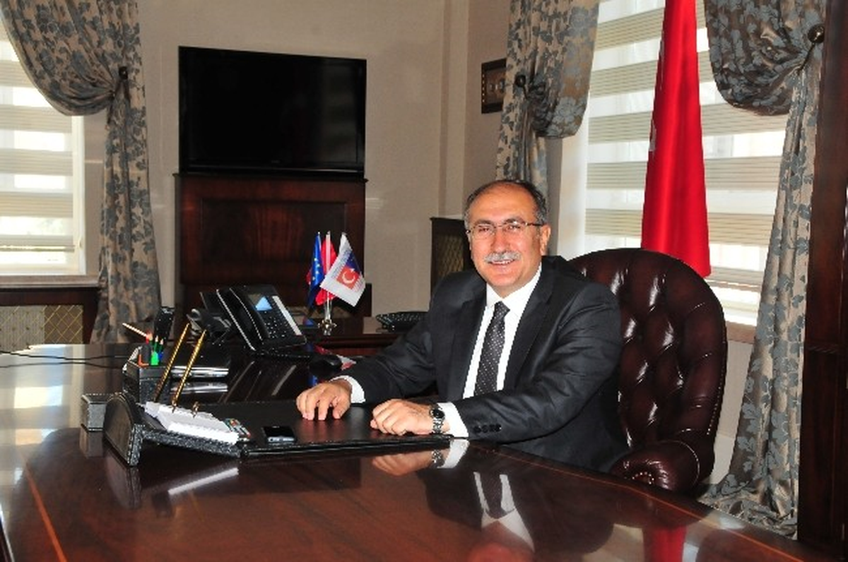 Manisa Valisi Savaş\'tan Ulusal Egemenlik ve Çocuk Bayramı Kutlama Mesajı