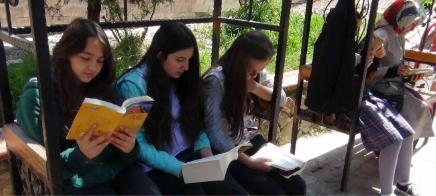 Simav\'da Liselilerin Parkta Kitap Okuması Vatandaşın İlgisini Çekiyor