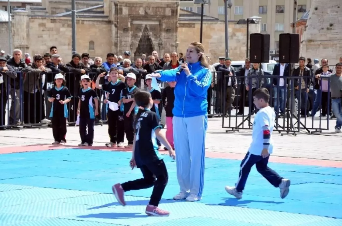 Sivas\'ta Unutulmaya Yüz Tutmuş Çocuk Oyunları Sergilendi