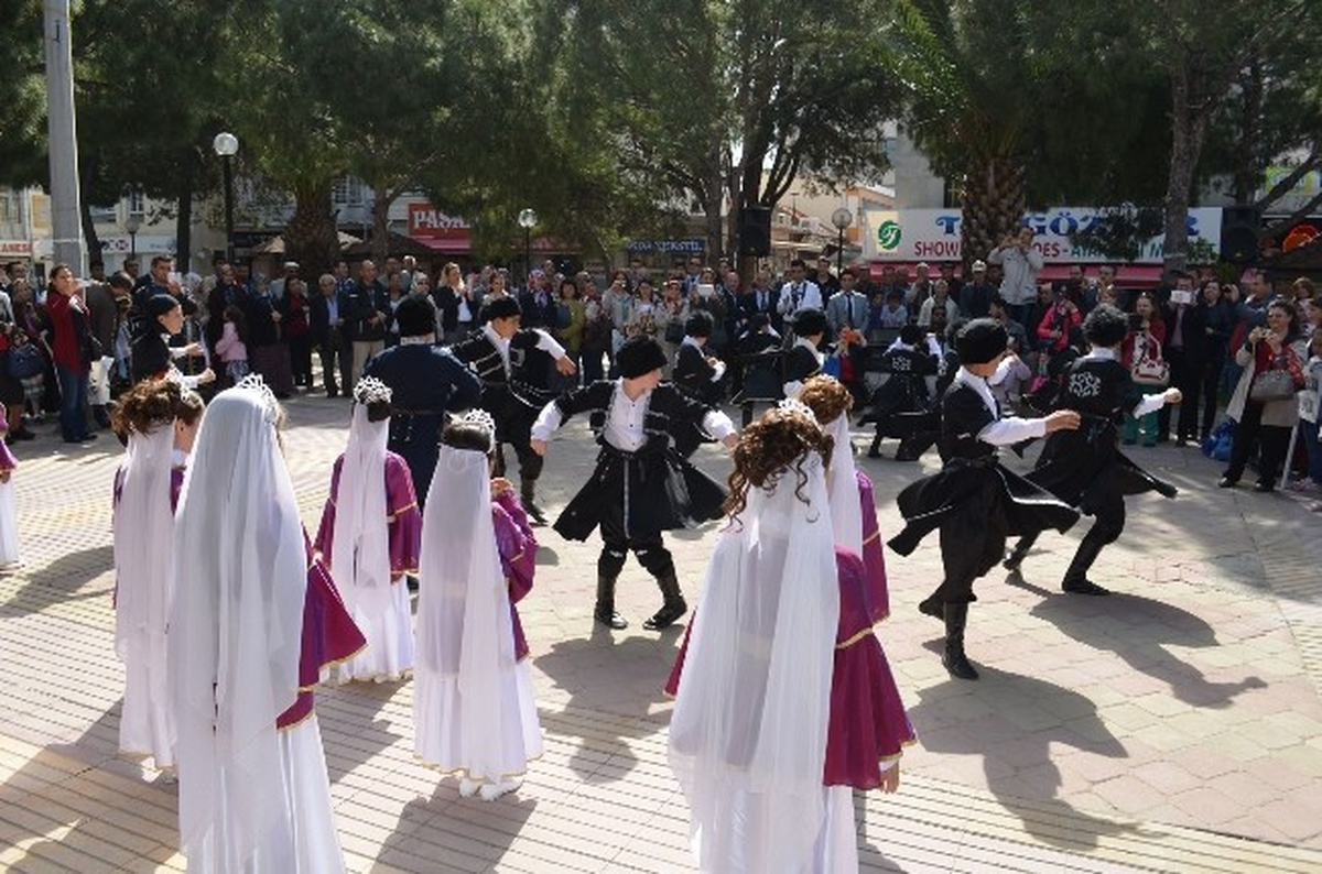 Söke\'de Okullardan Halk Oyunları Gösterisi