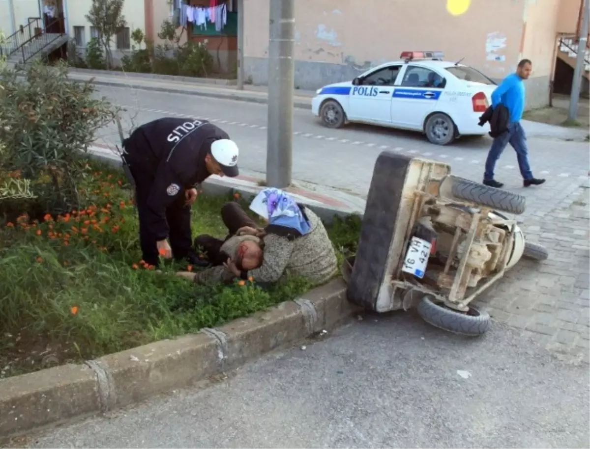 Tekrar) Yaşlı Kadın, Yaralı Kocasını Dizine Alıp Ambulans Bekledi