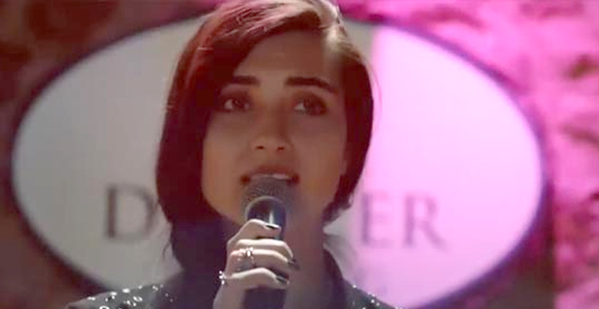 Tuba Büyüküstün İtalyanca Şarkı Söyledi