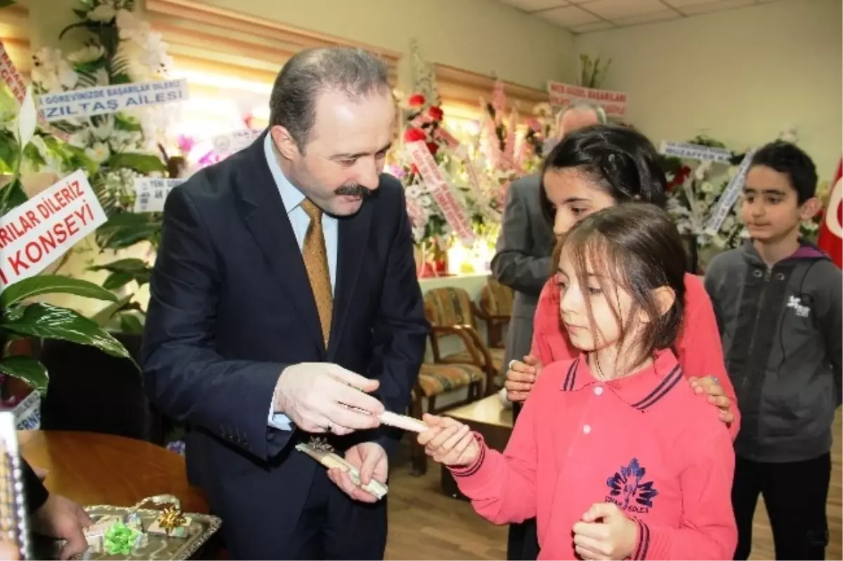 Tuşba Belediye Başkanı Doç.dr. Özgökçe, Temsili Olarak Koltuğunu Devretti