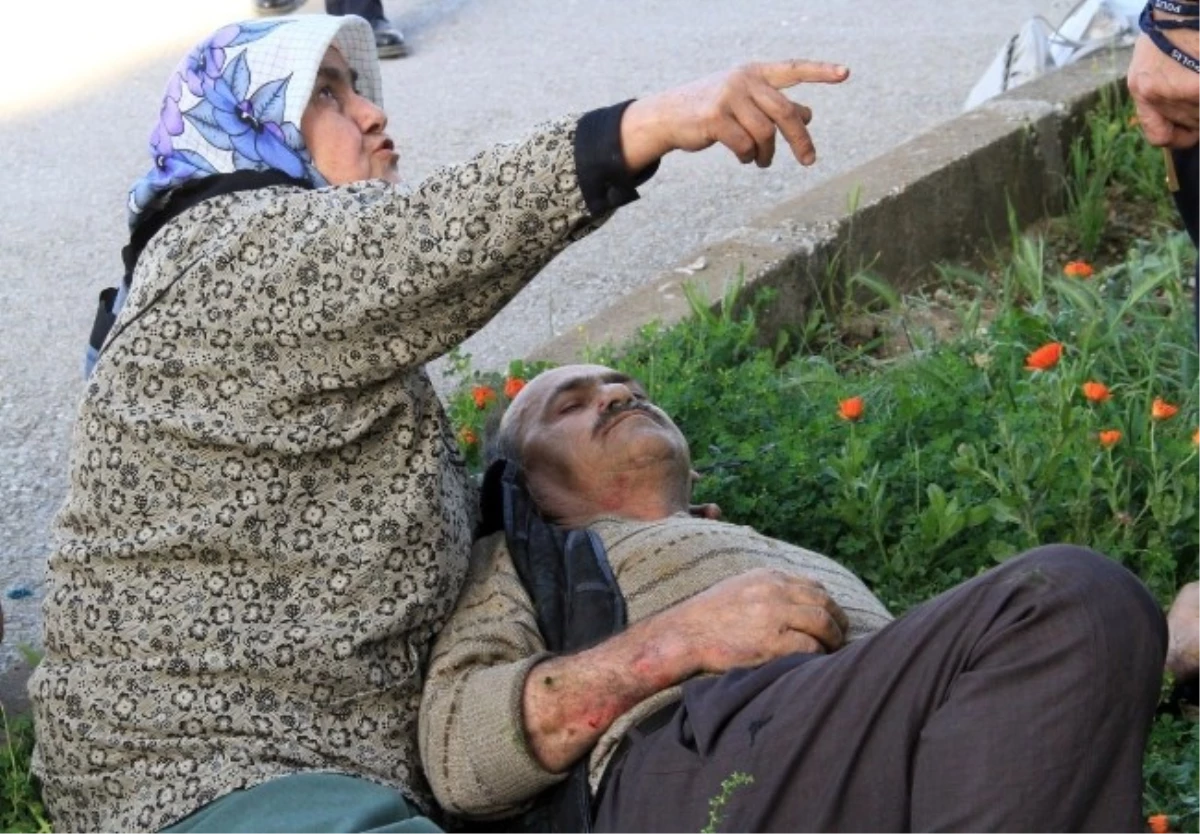 Yaşlı Kadın, Yaralı Adamı Dizine Alıp Ambulans Bekledi