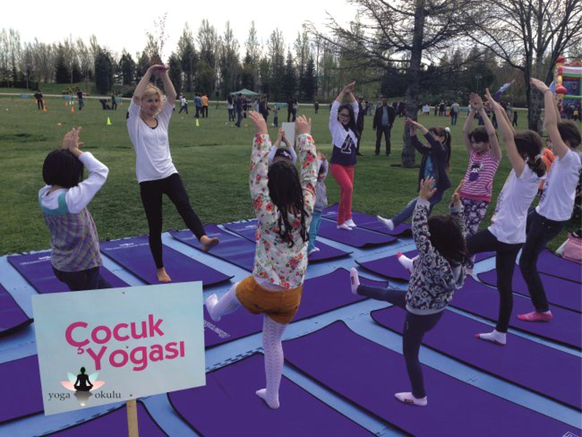 Yoga Okulu Sazova Şenliği\'nde Çocuklarla Buluştu