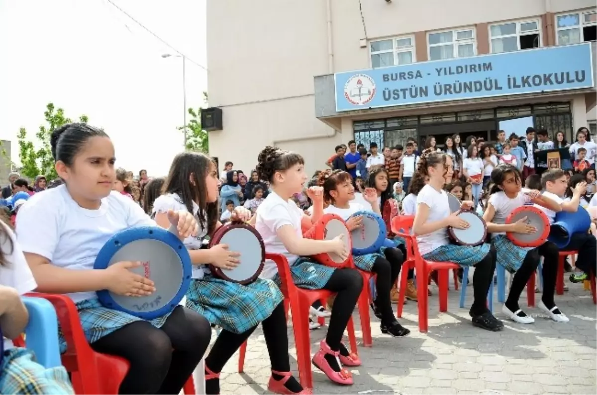 100 Çocuk Aynı Anda Darbuka Çalarak 23 Nisan\'ı Kutladı