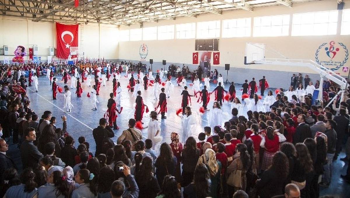 Ahlat\'ta 23 Nisan Coşkusu