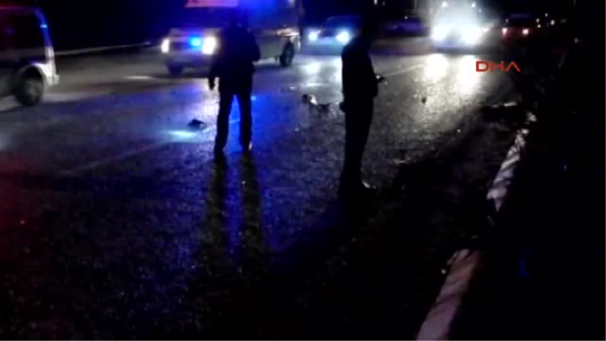 Alkolü Sürücü Yol Ayrımındaki Tabelaya Çarptı: 2 Yaralı