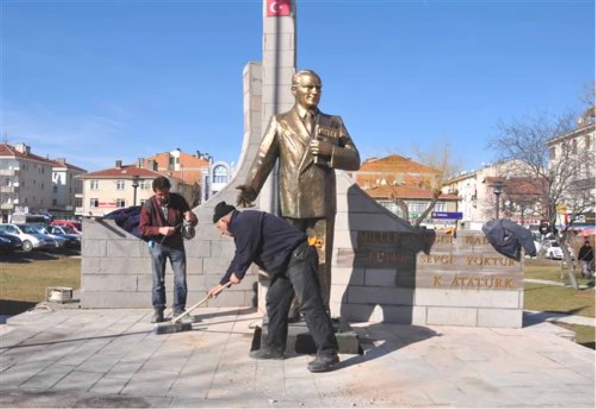 Ankara\'da Atatürk Heykelini Gece Yakmaya Çalıştılar