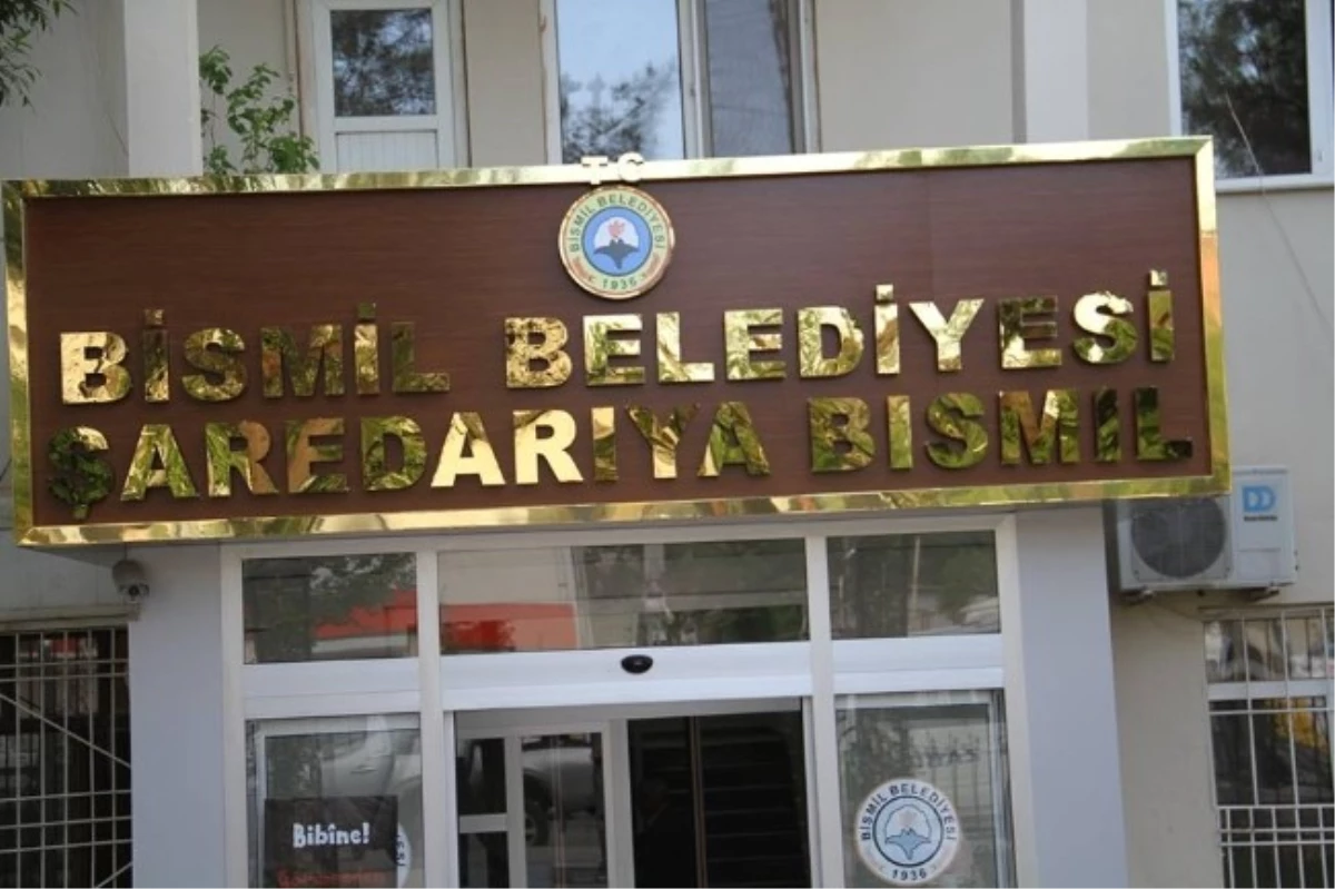 Bismil Belediyesi\'ne Kürtçe Tabela Asıldı