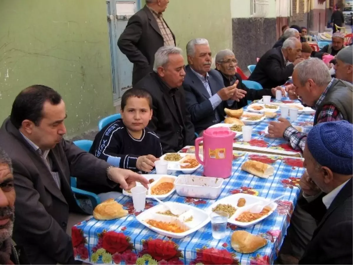 Camii Cemaati Kutlu Doğum Haftası Nedeniyle 2 Bin Kişiye Yemek İkram Etti