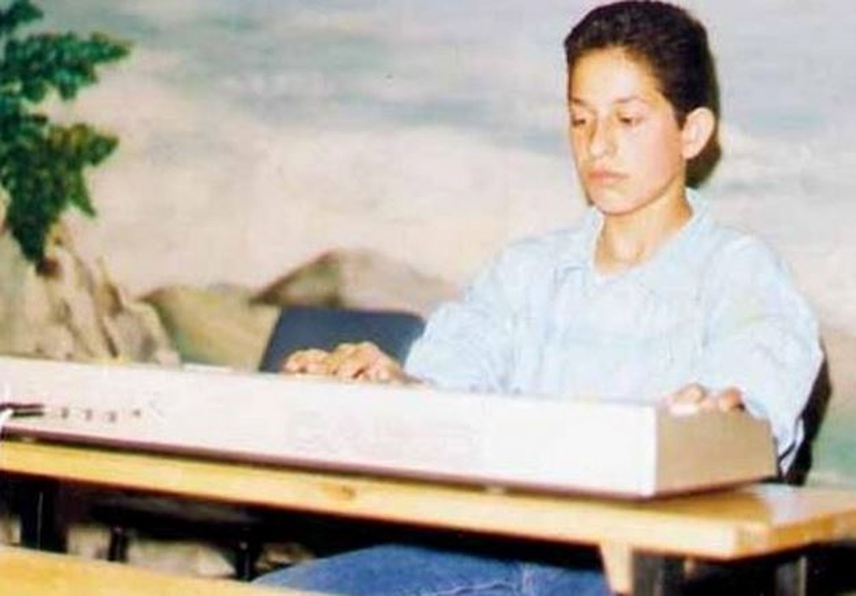 Cem Yılmaz'dan Fotoğraflı 23 Nisan Mesajı