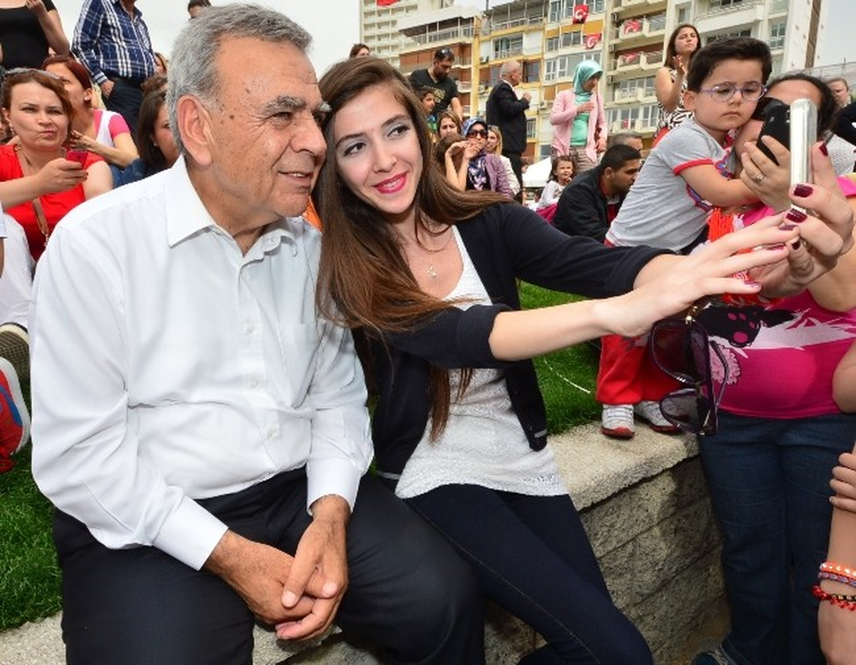CHP İzmir Teşkilatından 23 Nisan Kutlaması