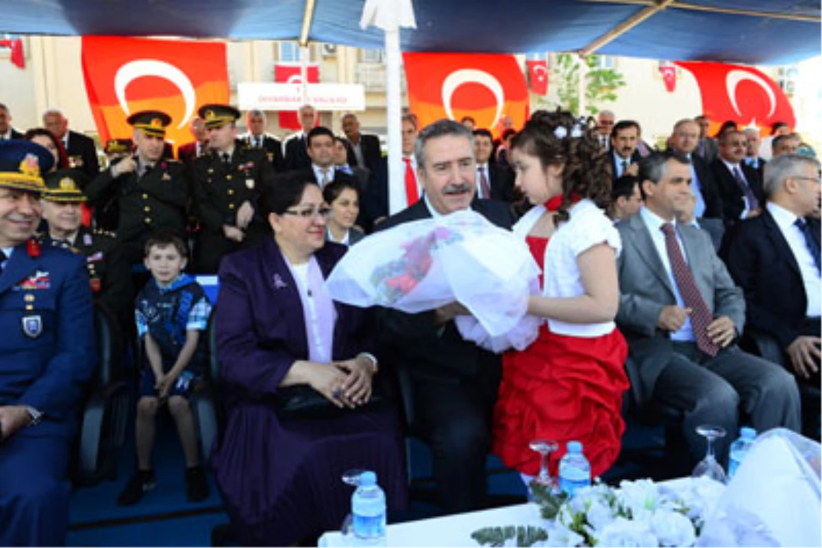 Diyarbakır\'da Coşkulu 23 Nisan Kutlaması