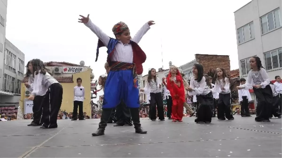 Edirne Saraçlar Caddesindeki Gösteriler İlgi ile İzlendi