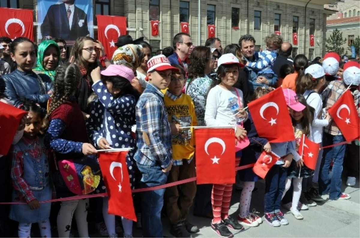 Eskişehir\'de 23 Nisan, Türk Dünyası Ülkelerinden Gelen Öğrencilerle Kutlandı