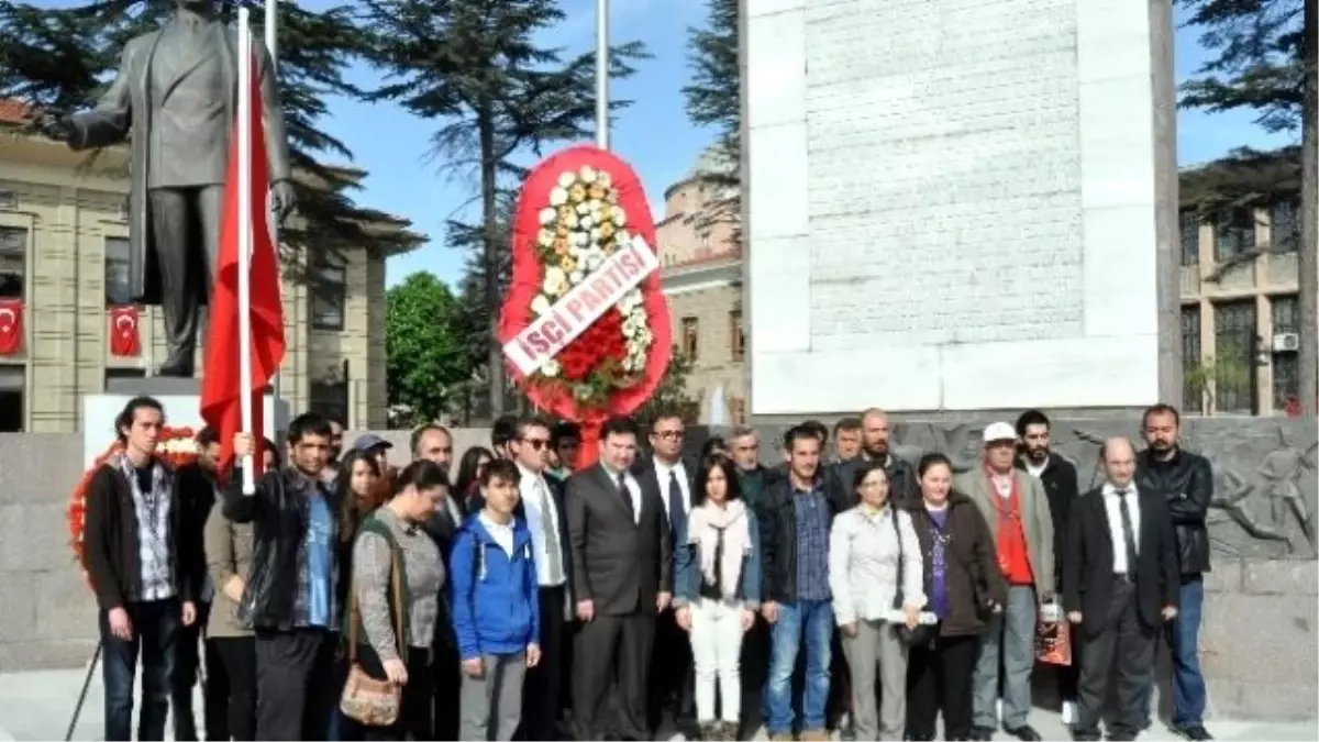 Eskişehir\'de İşçi Partililer "Fotoğraf Çektirmek İçin" Anıta Çelenk Sundu