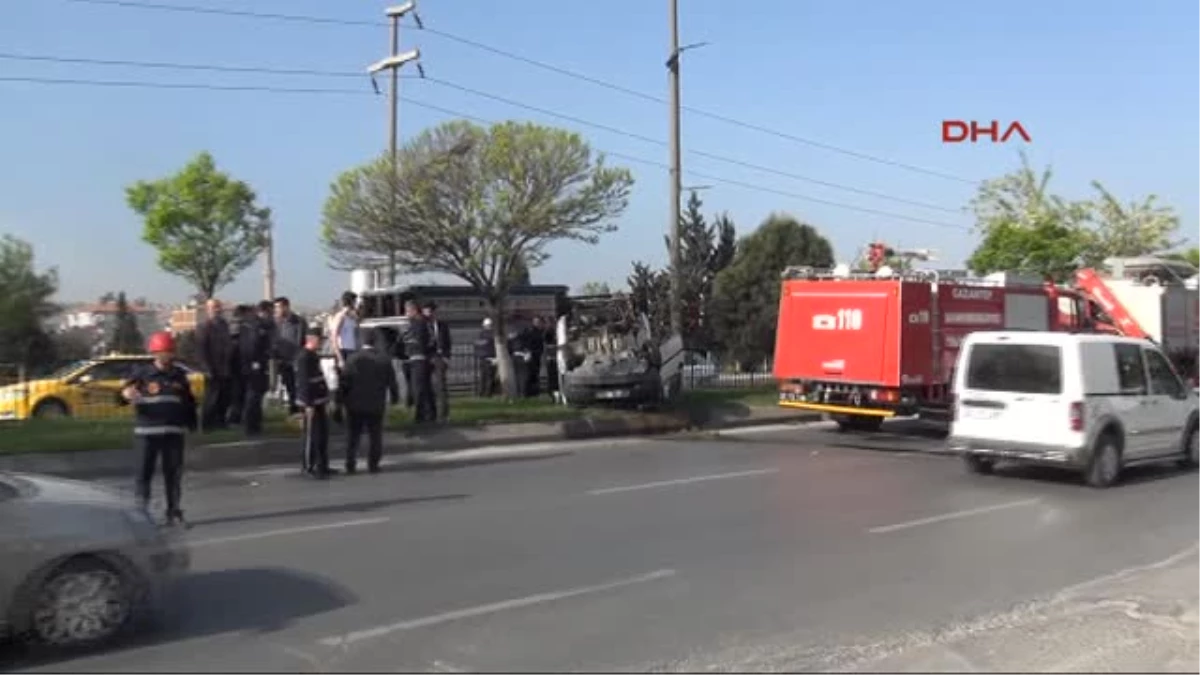 Gaziantep\'te Hafif Ticari Araç Devrildi, Sürücü Yaralandı