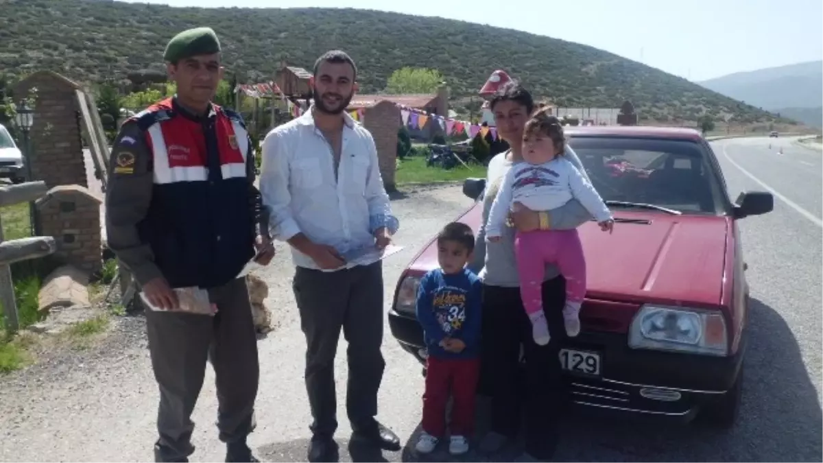 Jandarma Yol Kontrolünde Çocuklara Hediyeler Verdi