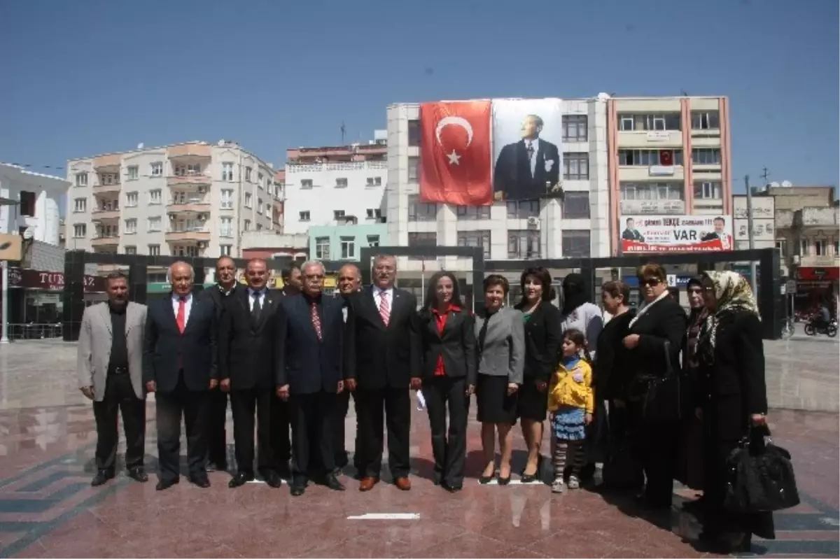 Kilis\'te CHP ve Add Alternatif Çelenk Sundu