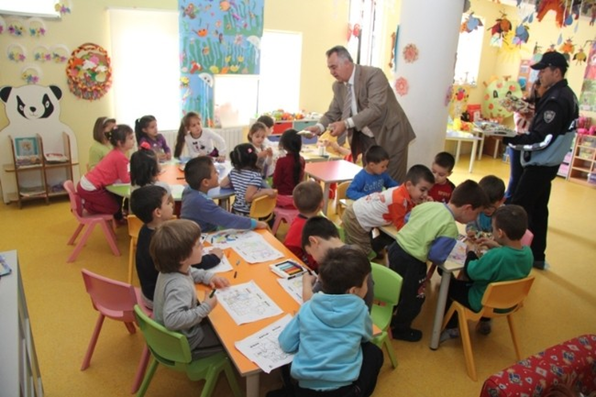 Kırklareli Belediyesi Miniklere Şeker Dağıttı