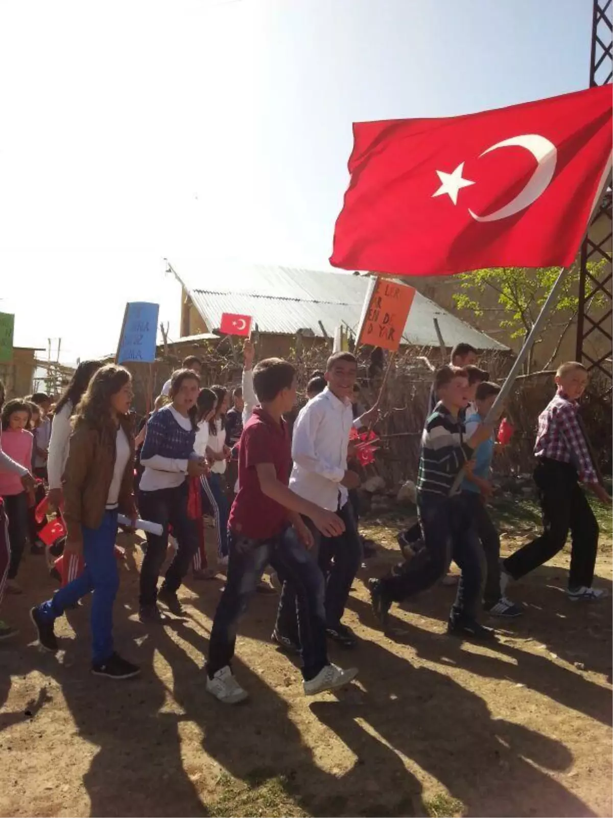 Köyde "Küfür Karşıtı" Pankartlarla Yürüdüler