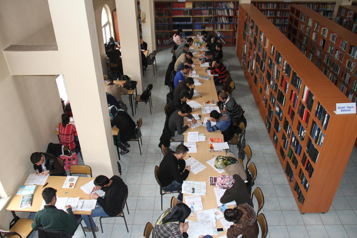 Kütüphane Önünde "Eğitim" Kuyruğu