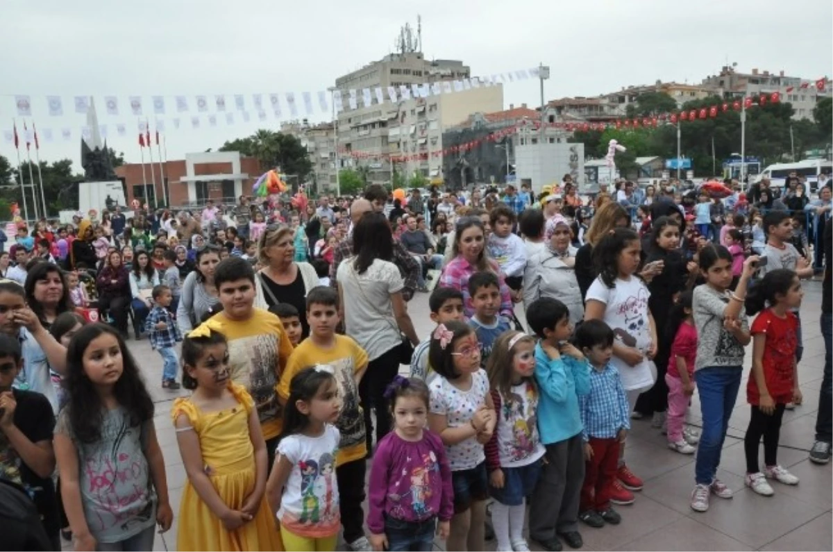 Manisalı Çocuklar Şirinler ile Eğlendi