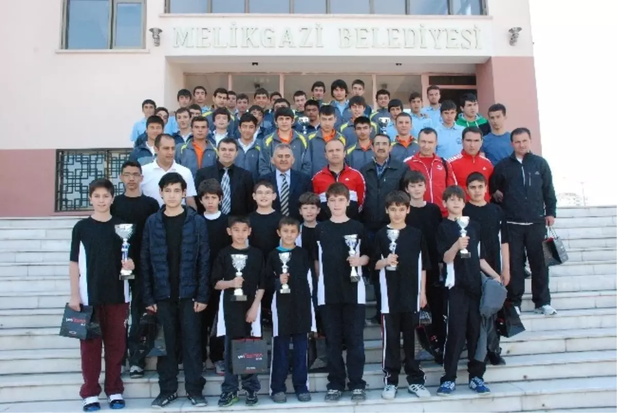 Melikgazi Belediyespor Voleybol Genç Takımı Kırşehir\'de