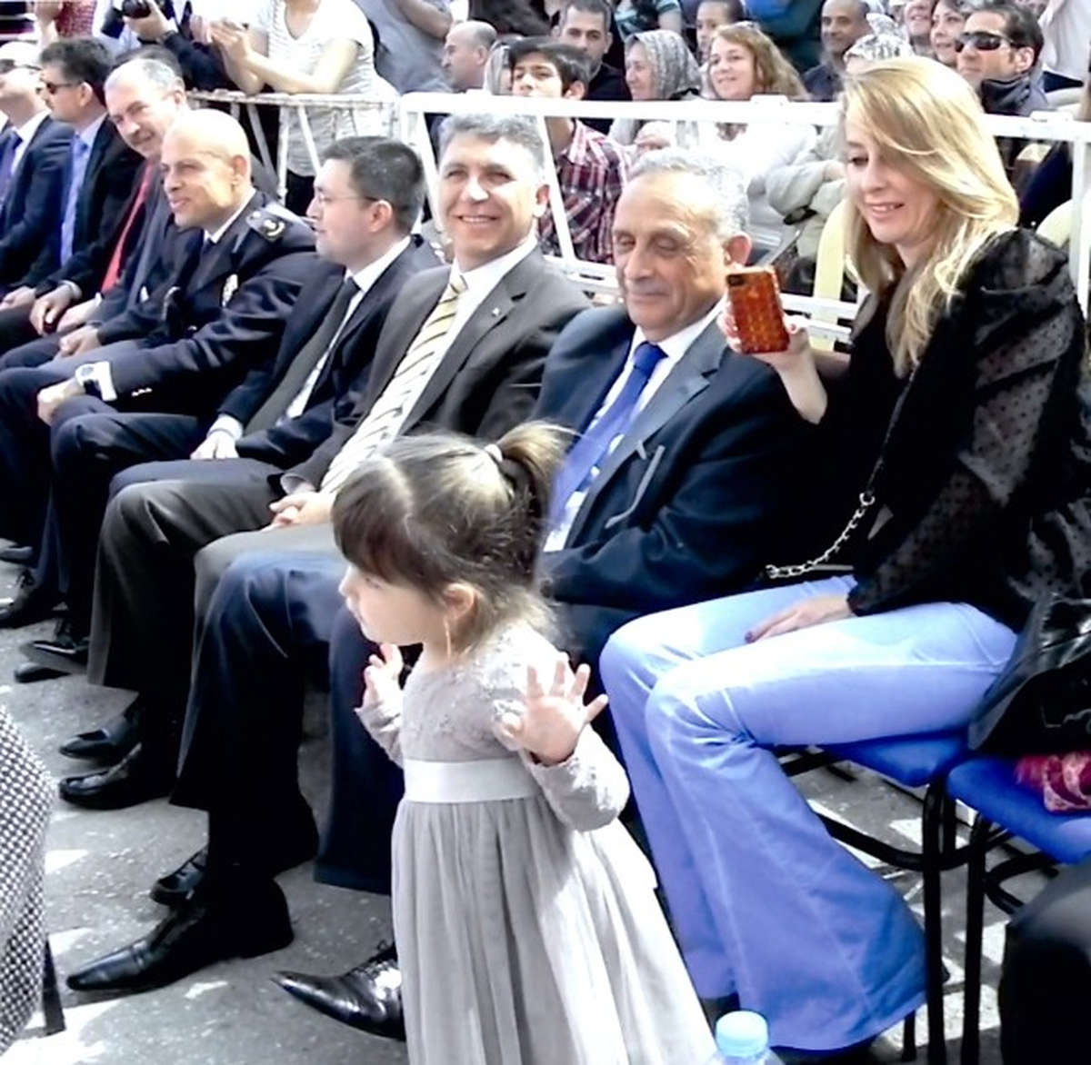 Minik Nil, 23 Nisan\'a Başkan Dedesi ile Geldi