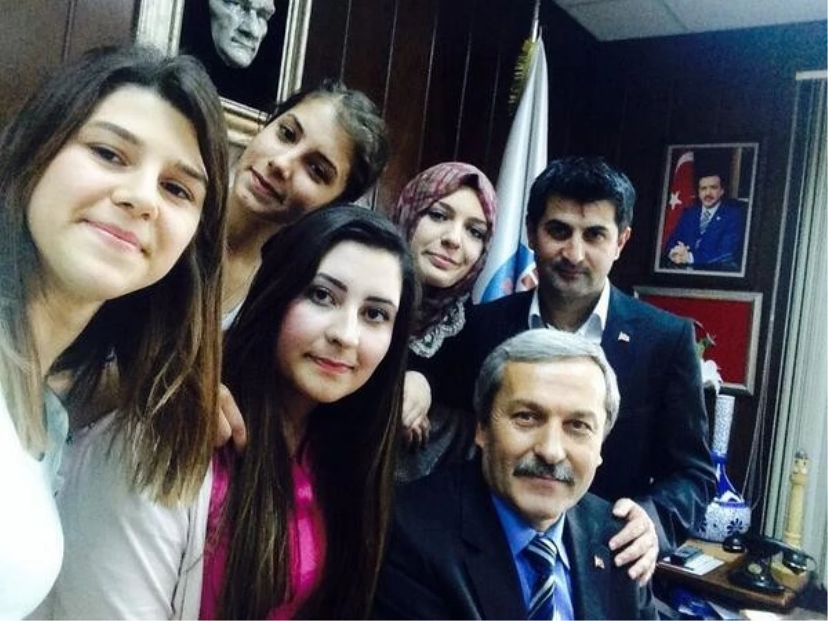Osmaneli Belediye Başkanı Şahin\'in Öğrencilerle "Selfie"Si