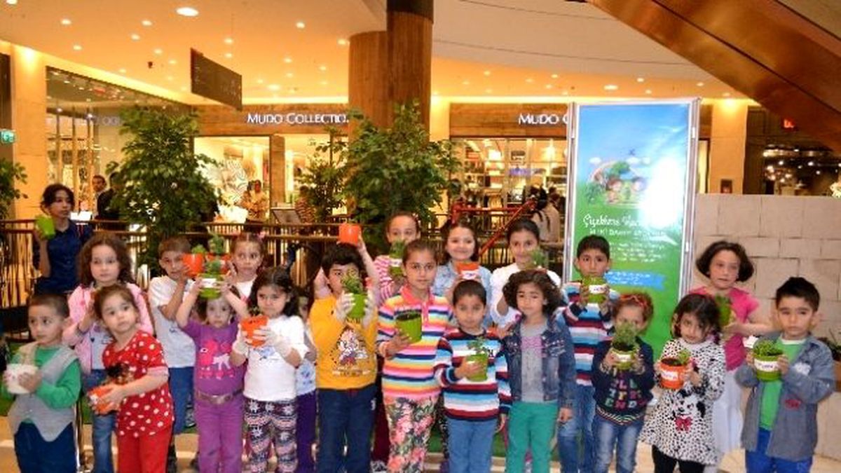 Piazza\'nın Minik Bahçıvanları İş Başında