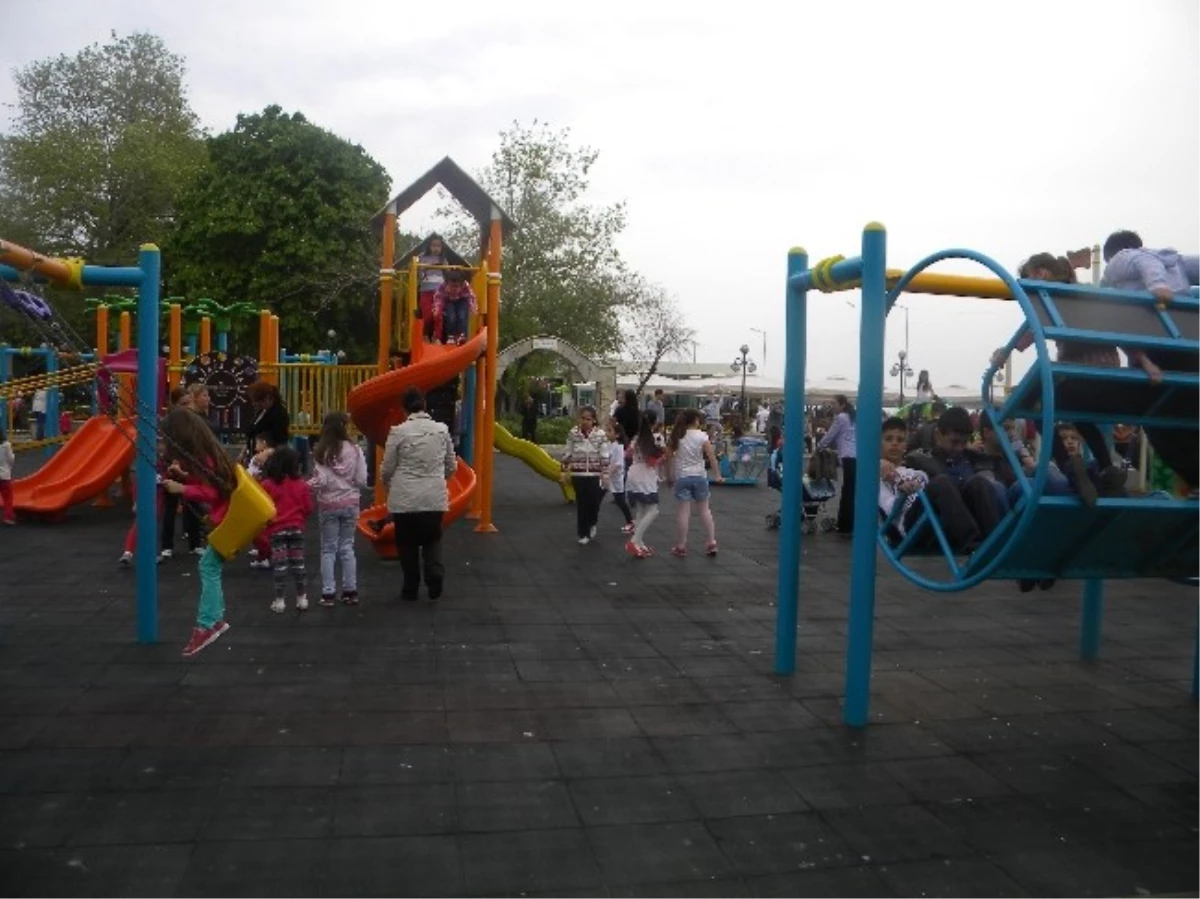 Tekirdağ\'da Çocuklar 23 Nisan Ulusal Egemenlik ve Çocuk Bayramı\'nda Parkları Doldurdu