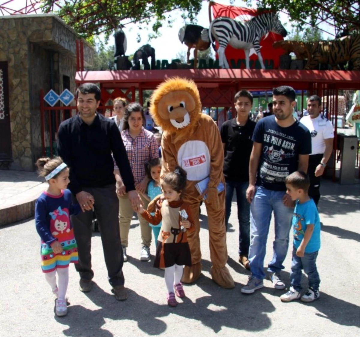 Türkiye\'nin En Büyük Hayvanat Bahçesi 23 Nisan\'da Dolup Taştı
