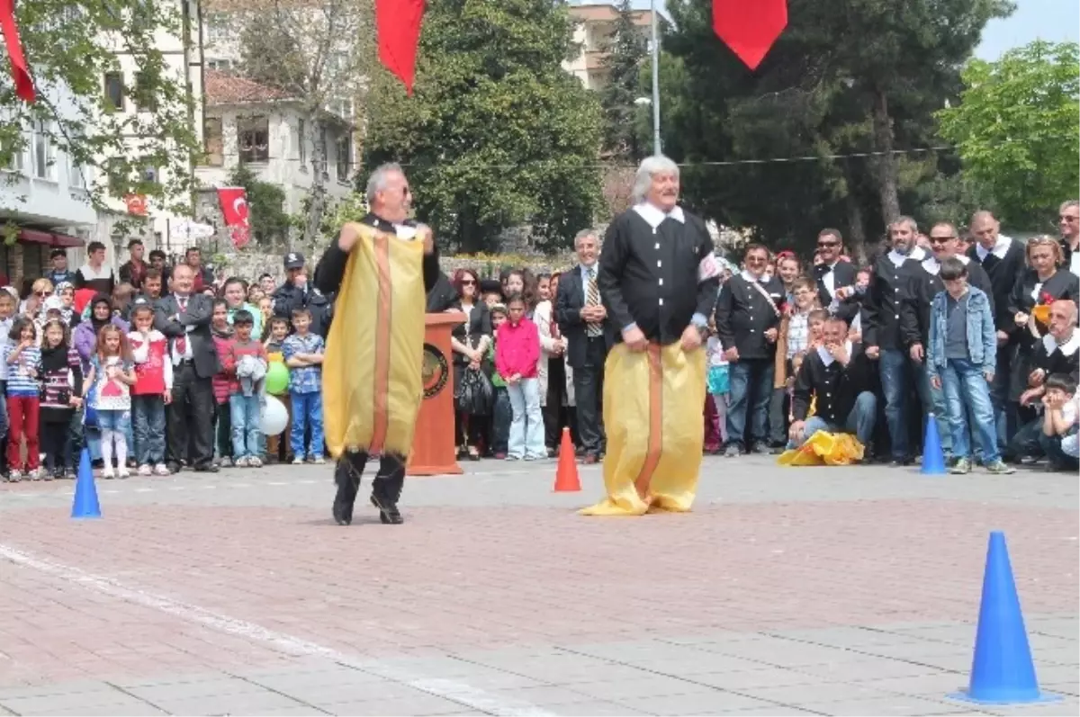 Ünye\'de 23 Nisan Coşkusu \'Dünkü Çocuklar\'la Yaşandı