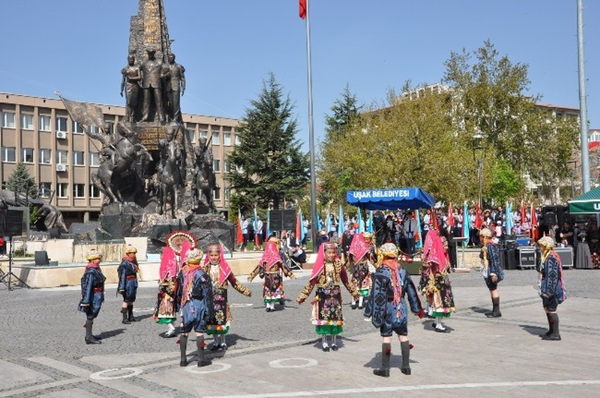 Uşak\'ta 23 Nisan Ulusal Egemenlik ve Çocuk Bayramı Kutlandı