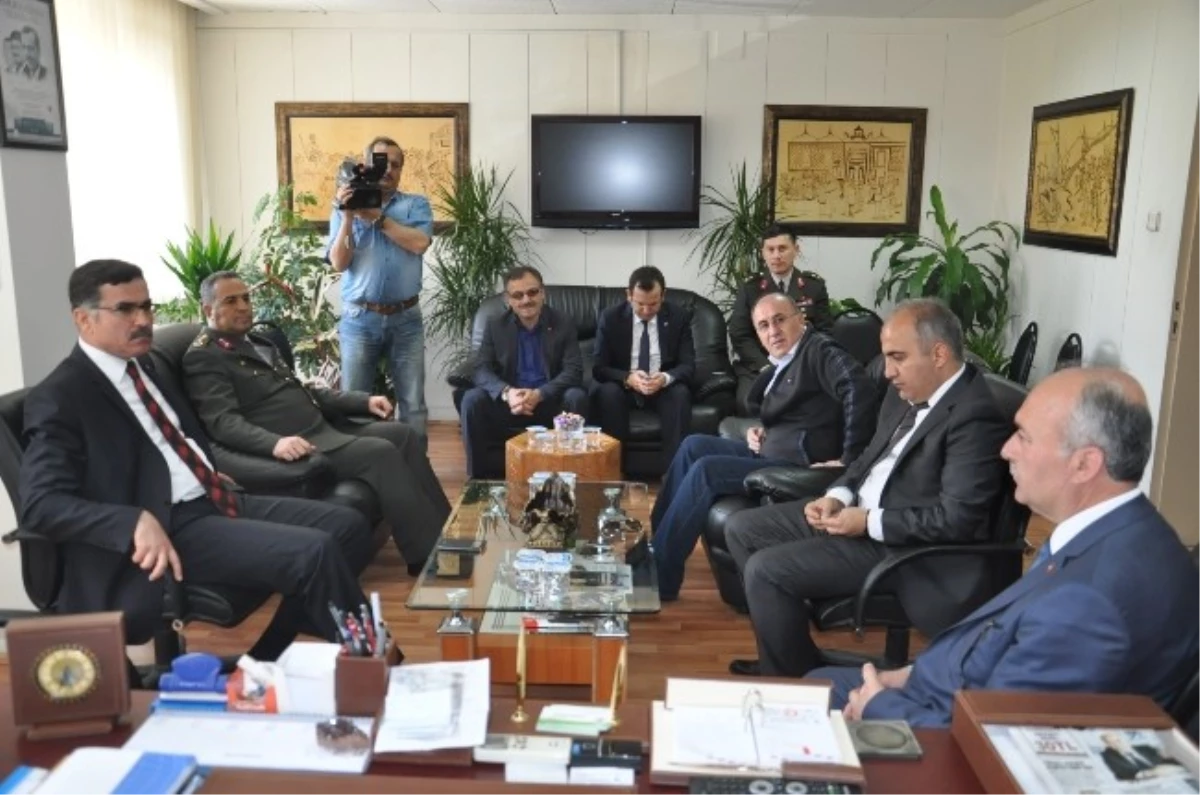 Vali Turhan, Dursunbey Belediye Başkanı Bahçavan\'ı Ziyaret Etti