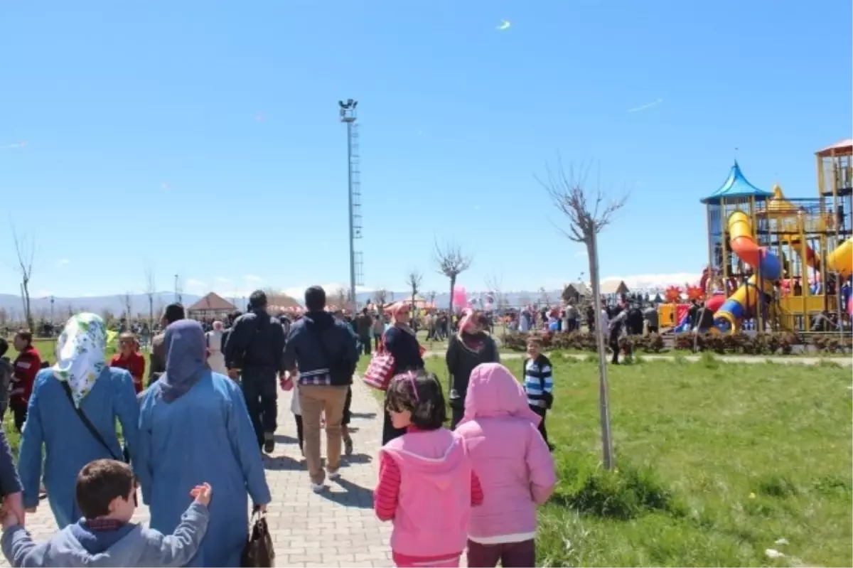 Vanlılar Güneşli Havanın Keyfini Çıkardı