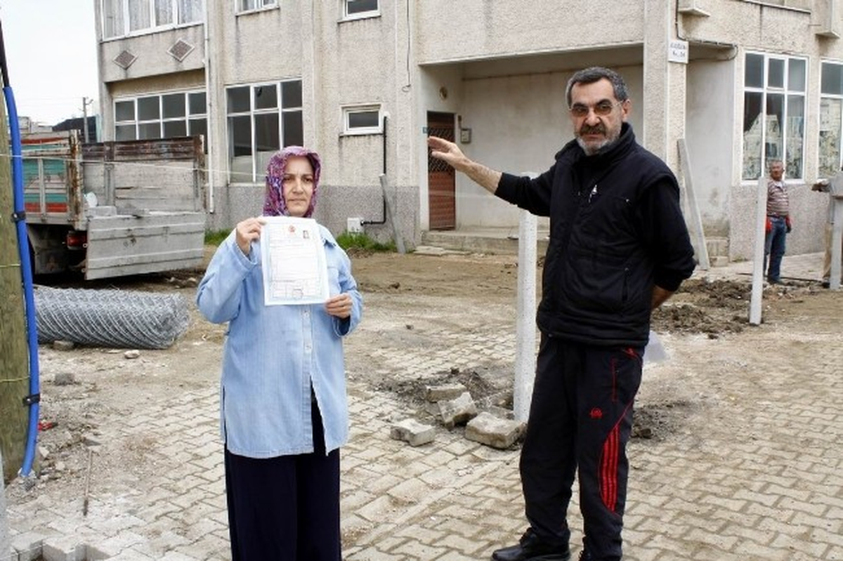 Arsasından Geçen Yolu Tel Çitle Kapattı