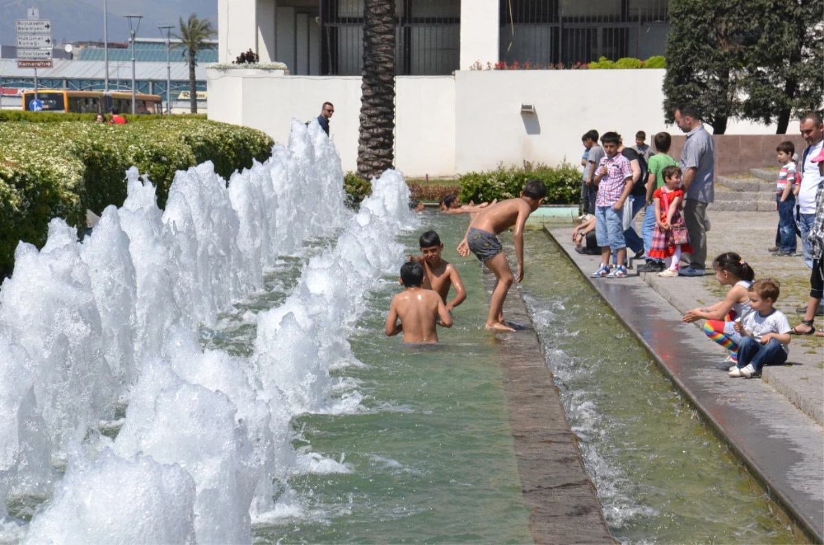 Diyarbakır\'da Hava Isındı, Çocuklar Süs Havuzlarına Koştu