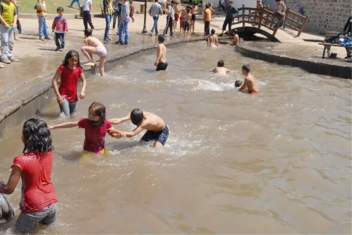 Bahar Geldi, Çocuklar Havuza Koştu