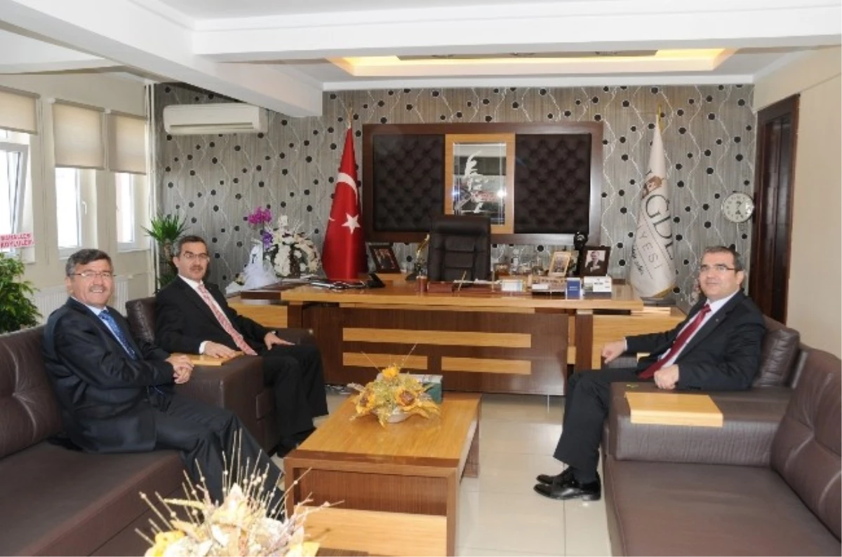 Başsavcı ve Ağır Ceza Mahkemesi Başkanı\'ndan Belediye Başkanı Akdoğan\'a Ziyaret