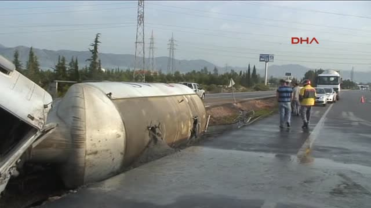 Çimento Yüklü Tır Devrildi