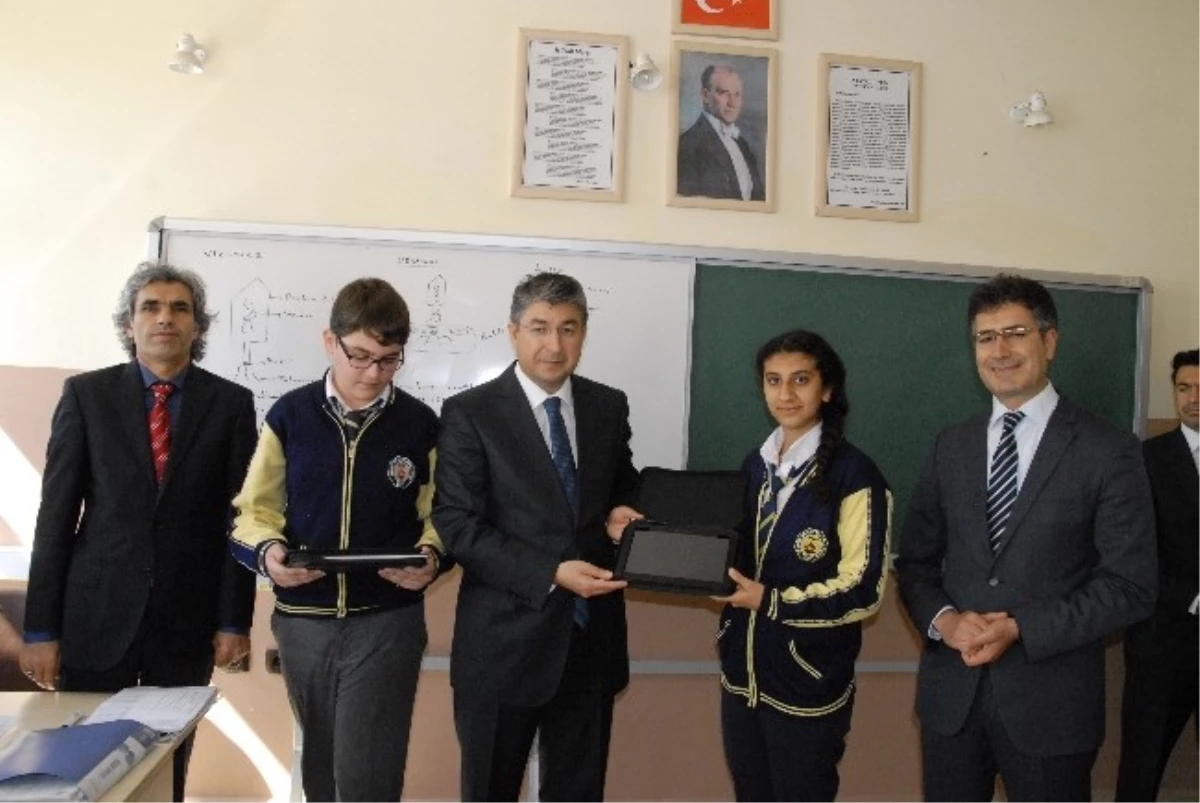 Ergani\'de Öğrencilere Tablet Bilgisayar Dağıtıldı