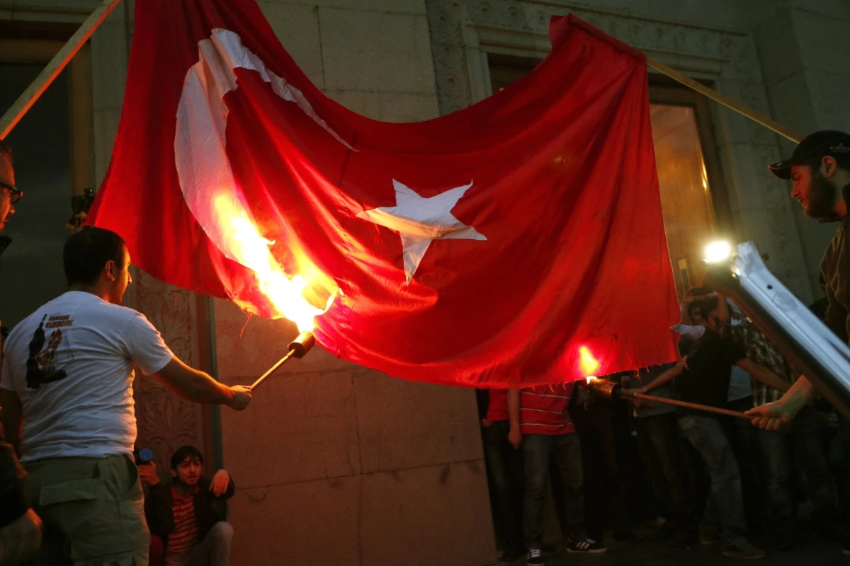 Ermeniler Sözde Soykırımın Yıl Dönümünde Türk Bayrağı Yaktı